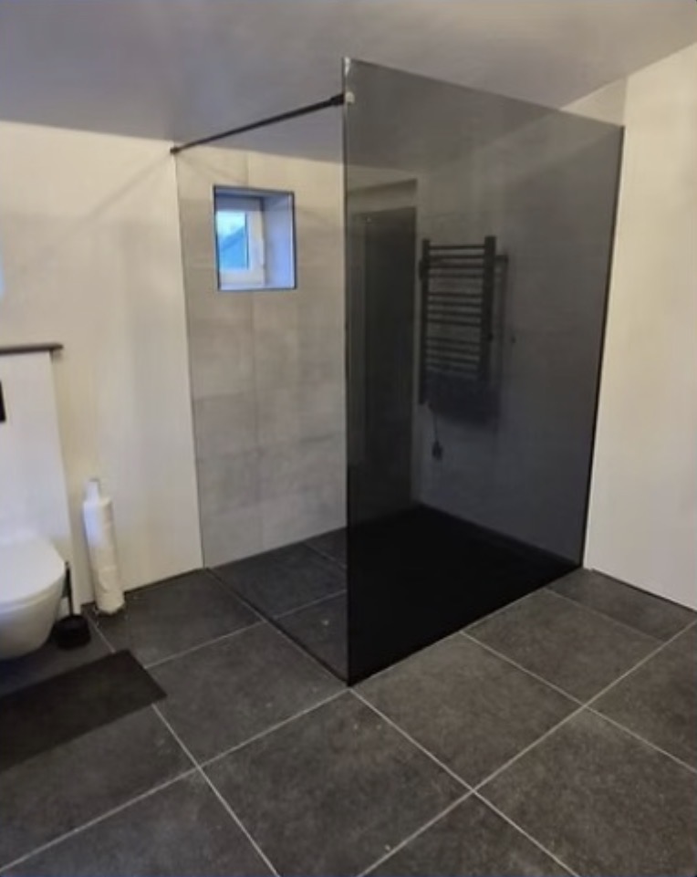 Crédence en verre transparent salle de bain